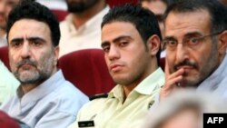 عبدالله رمضان زاده (نفر اول از راست) همراه با مصطفی تاج زاده در دادگاه محاکمه «عوامل ناآرامی» های پس از انتخابات سال ۸۸ 