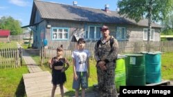 Павел Тиц с детьми с поселке Кривцы