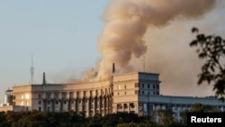 دود برخاسته از ساختمان هیئت وزیران اوکراین در کی‌یف بعد از حملات روسیه