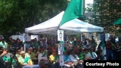 اعتصاب غذای فعالان سیاسی و مدنی در مقابل دفتر سازمان ملل (عکس: وبلاگ چشمان باز و بسته) 