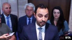 Депутатът Богдан Богданов и негови колеги от ПП-ДБ говорят пред медиите в парламента.