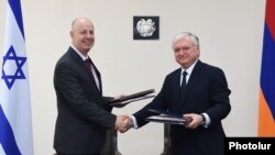 Глава МИД Армении Эдвард Налбанядн принимает министра регионального развития Израиля Цахи Ханегби, 25 июля 2017 г․  