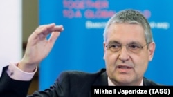 За словами Едерера, російська сторона щоразу відкладає терміни проведення інспекції, запитуваної EMA