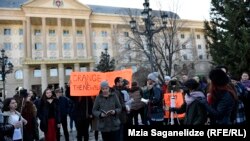 Возмущенные представители литературных кругов устроили по дворе судп акцию-перформанс, на которой читали стихи Звиада Ратиани