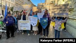 Близько 40 учасників та учасниць, серед яких були чехи та українці, приєдналися до ходи центром Праги з прапорами та гаслами на підтримку листа до прем’єр-міністра Петра Фіали щодо участі Чеської Республіки в плані «Європейський небесний щит для України»