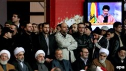 مراسم تشییع جنازه مغنیه در بیروت با شرکت منوچهر متکی، وزیر امور خارجه جمهوری اسلامی و شیخ نعیم قاسم، از رهبران حزب الله لبنان (عکس:EPA)