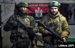 Украинские военнослужащие позируют для фото в укрытии. Донецкая область, 21 февраля 2023 года