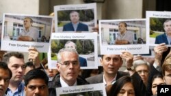 “BBC World Service” bölüminiň ýolbaşçysy Piter Horroks (ortada) we BBC-niň işgärleri žurnalist Orunbaý Osmanowyň tussag edilmegine protest bildirýärler, London, 22-nji iýun.