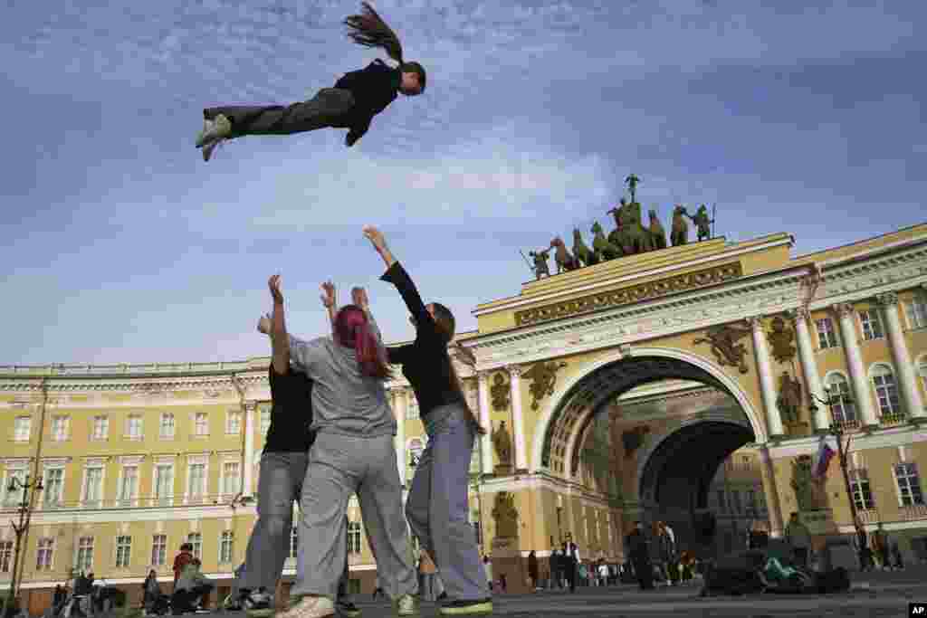 دختران در حال تمرین مهارت‌های سرود گروهی خود در خارج از میدان کاخ در سن پترزبورگ روسیه