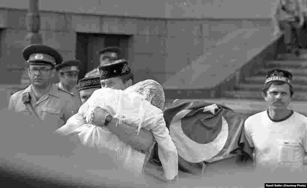 Сәяси ачлык тотучы Фәүзия Бәйрәмованы күтәреп баралар