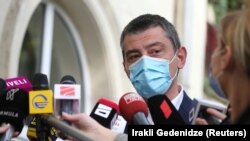 Վրաստանի վարչապետ Գիորգի Գախարիան զրուցում է լրագրողների հետ ընտրատեղամասում քվեարկելուց հետո, Թբիլիսի, 31-ը հոկտեմբերի, 2020թ. 