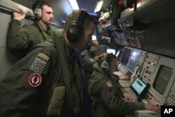 Екіпаж літака-розвідника ВМС Франції Atlantique 2 під час патрулювання над Балтійським морем у рамках місії військового альянсу НАТО «Baltic Sentry» із захисту підводних кабелів і трубопроводів від диверсій. Січень 2025 року