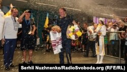 Олександр Петраков (у центрі) після повернення з переможного Чемпіонату світу