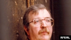 دنیس مک ایون، استاد دانشکده ادبیات دانشگاه نیوکاسل