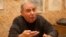 Азербайджан – Писатель Акрам Айлисли дает интервью азербайджанской службе Радио Свобода, Баку, 23 февраля 2013 г. 