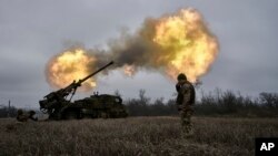 Украинские военные ведут огонь из самоходной артиллерии, иллюстративное фото 