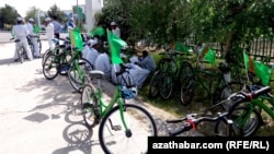 Студенты на велопробеге, Туркменистан (архивное фото)   