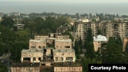 В 1989 году эта девятиэтажка была мечтой, пожалуй, всех сухумских очередников - новостройка в живописном уголке активно развивающегося района