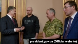 Зліва направо: президент України Петро Порошенко, російський журналіст Аркадій Бабченко, голова СБУ Василь Грицак та генпрокурор України Юрій Луценко. Київ, 30 травня 2018 року