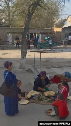 Söwdagärler öýde bişirilen nahalary alyjylara hödürleýär. Duşak stansiýasy. Aprel, 2025