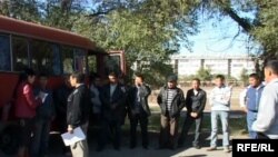 Автобус с рыбаками с озера Балхаш. Они приехали на суд в Талдыкорган.