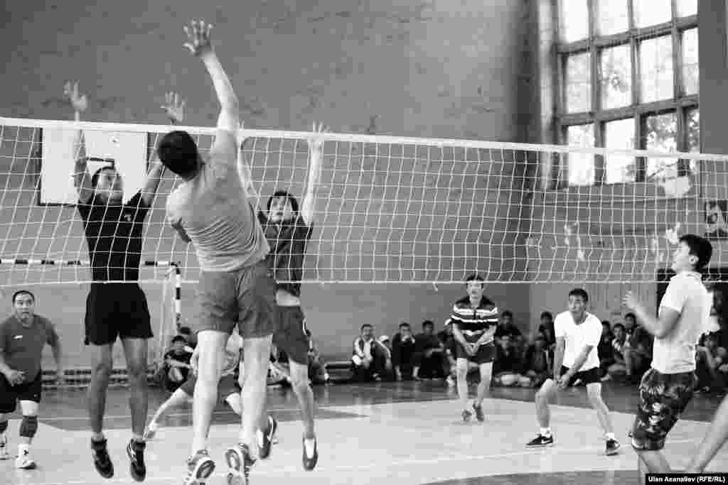 Красноярск. В честь свадьбы сына один из мигрантов организовал волейбольный турнир. 