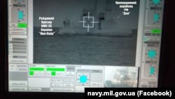 Оприлюднене ВМС України фото, на якому видно, як російське судно таранить український рейдовий буксир