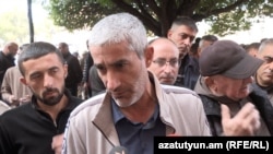 Մհեր Քոսյանի զարմիկ Արսեն Գասպարյանը Կառավարության շենքի դիմաց ակցիայի ժամանակ, 20-ը հոկտեմբերի, 2025թ.