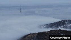 Мұнар басқан Көктөбедегі Алматы телемұнарасы. Фотоны түсірген Виктор Хамутовский.    