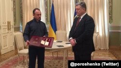 Petro Poroşenko, Qırımda elâk etilgen Reşat Ametovnıñ Ukraina Qaramanı mukâfatını onıñ qardaşı Refat Ametovğa taqdim etti. Kyiv, 2018 senesi mart 2 künü
