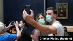 Լուվրի թանգարանի այցելուները, Փարիզ