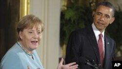 Germaniýanyň kansleri Angela Merkel (çepde) we Birleşen Ştatlaryň prezidenti Barak Obama Ak Tamda geçirilen metbugat konferensiýasynda, 7-nji iýun.