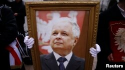 Партрэт Леха Качыньскага на акцыі памяці ў Варшаве, 2016 год