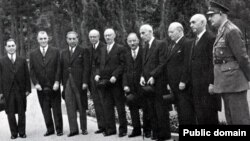 کابینه اول دکتر محمد مصدق از راست: سپهبد نقدی، محمد‌علی وارسته، باقر کاظمی، دکتر مصدق، دکتر حسن ادهم، علی هیئت، حسنعلی فرمند، جواد بوشهری، سرلشکر زاهدی، دکتر کریم سنجابی