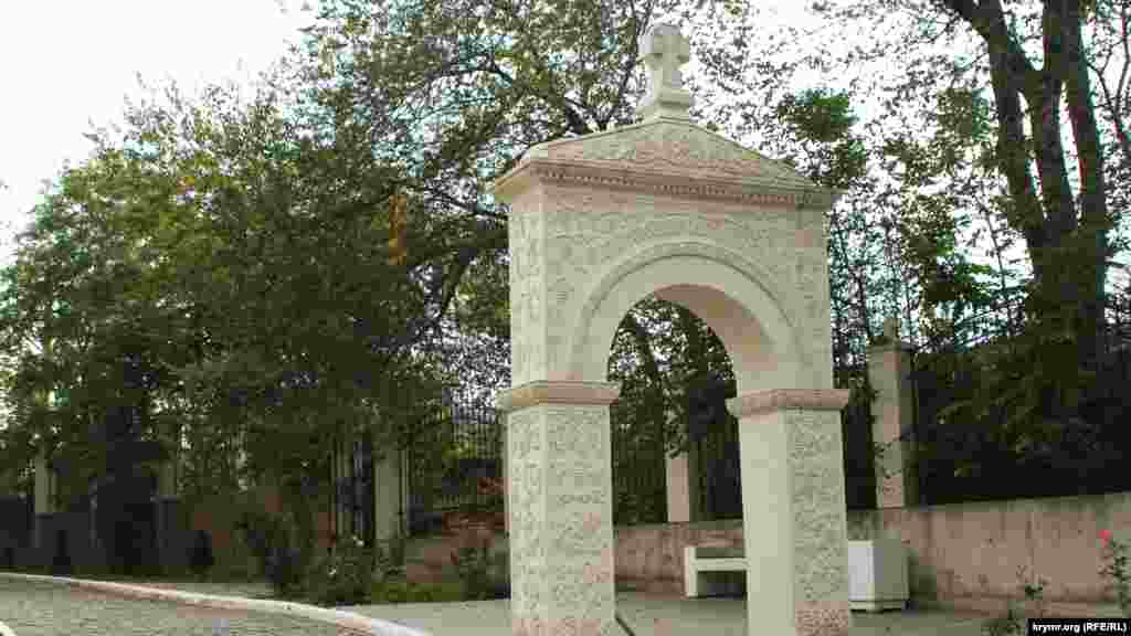 Арка у входа на подворье храмового комплекса с надписью &laquo;Благословение святой обители&raquo;