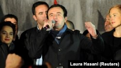 Лідер «Самовизначення» Альбін Курті (з мікрофоном) виступає перед прихильниками після оголошення перших результатів, Приштина, 7 жовтня 2019 року