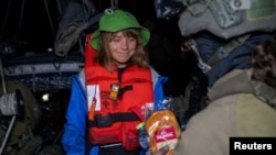 Իսրայելցի զինվորը սնունդ է փոխանցում ակտիվիստ Գրետա Թունբերգին, 9-ը հունիսի, 2025թ.