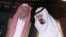 عبدالعزيزال‌شيخ (چپ) در کنار پادشاه عربستان