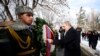 Премьер-министр Армении Никол Пашинян возлагает венок к мемориалу солдатам, погибшим во время Второй мировой и Карабахской войн, Варденис, 28 января 2020 г. 