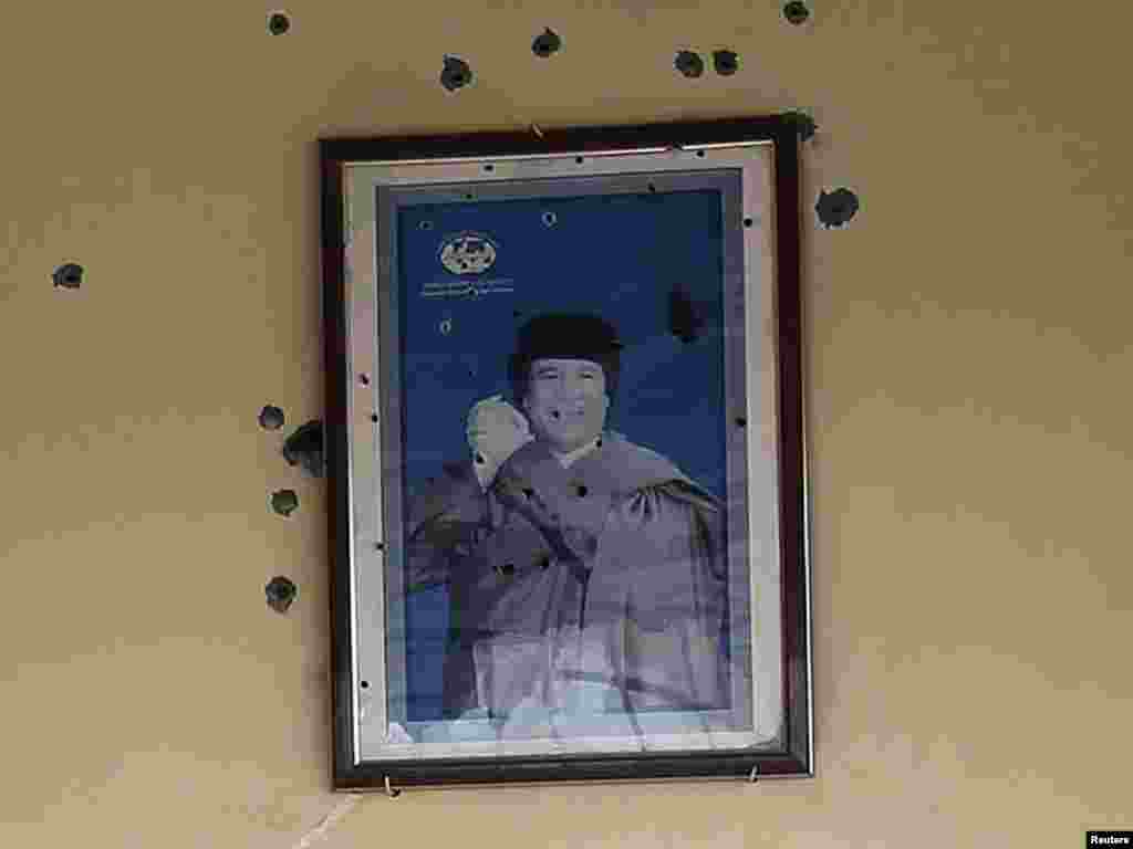  Либия кафесында Каддафи фотосы