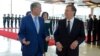 Президенты Узбекистана и Кыргызстана Шавкат Мирзияев (справа) и Алмазбек Атамбаев с супругами. Бишкек, 5 сентября 2017 года.