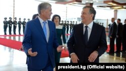 Президенты Узбекистана и Кыргызстана Шавкат Мирзияев (справа) и Алмазбек Атамбаев с супругами. Бишкек, 5 сентября 2017 года.