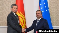 Акрам Мадмураов жана Мехриддин Хайриддинов протоколдорго кол койгондон кийин. Ташкент, Өзбекстан. 27-август, 2020-жыл.