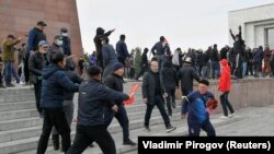 Жаалданган митингчилерден качып бараткан адам. Ала-Тоо аянты, Бишкек. 9-октябрь, 2020-жыл.