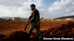 یکی از شورشیان مورد حمایت ترکیه در سوریه