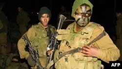 تانک ها و سربازان اسرائيلی شهر غزه را به محاصره خود درآورده اند.
(عکس: AFP)