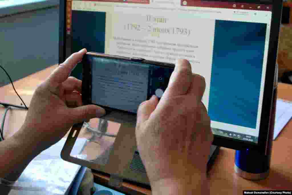 &quot;Ар бир сабакты сүрөткө тартып, окуучулардын ар бирине жөнөтүш керек&quot;, - дейт Чаек айылындагы Таттыбүбү Турсунбаева атындагы мектеп-гимназиянын мугалими Айгүл Мамбеталиева. Айгүл Мамбеталиева тарыхтан сабак берет.&nbsp;