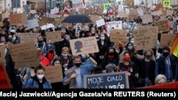 Протести у польських містах почалися у жовтні, коли Конституційний суд країни постановив дозволити аборти лише у випадках зґвалтування чи інцесту або коли вагітність загрожує життю матері