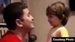 Шухрат Улфатов со своим сыном. Фото из семейного альбома.