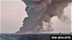 Оман булуңунда чөгүп кеткен Ирандын кемесинде алгач өрт тутанган. 2-июнь, 2021-жыл.